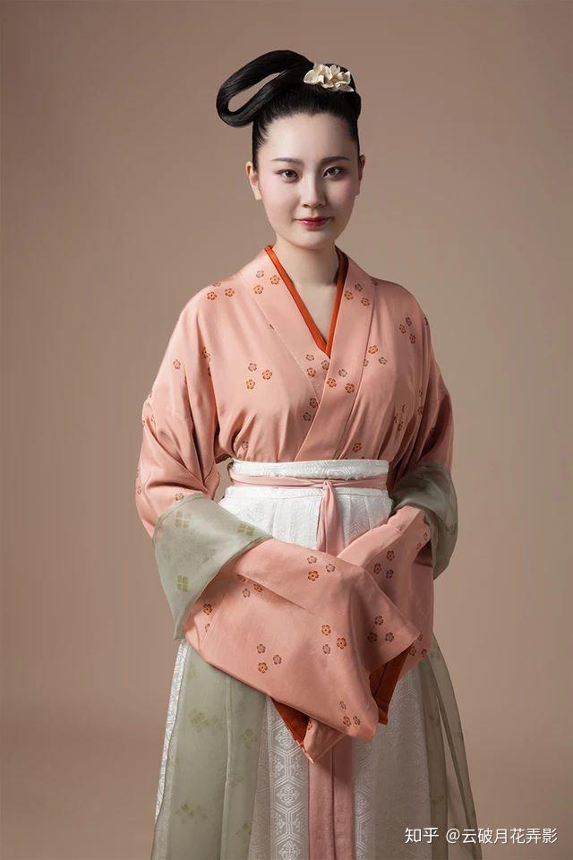 唐朝女性服装特点图片