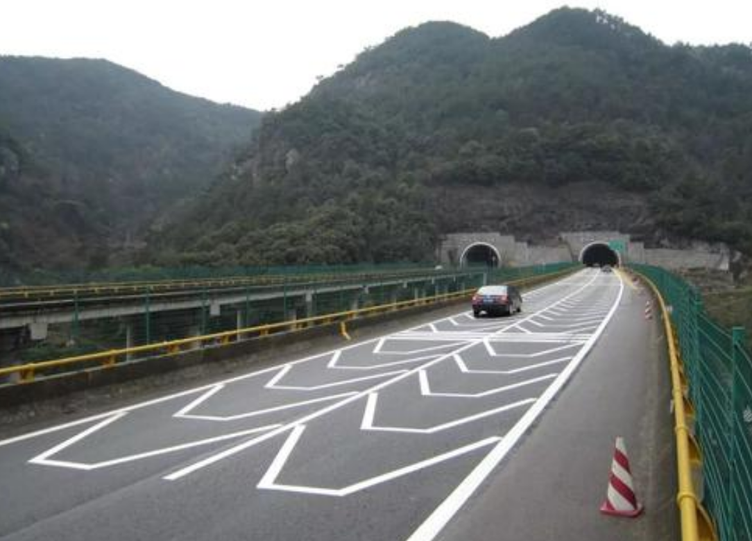4种跑高速要认识的道路标线如果还不知道小心12分都不够扣