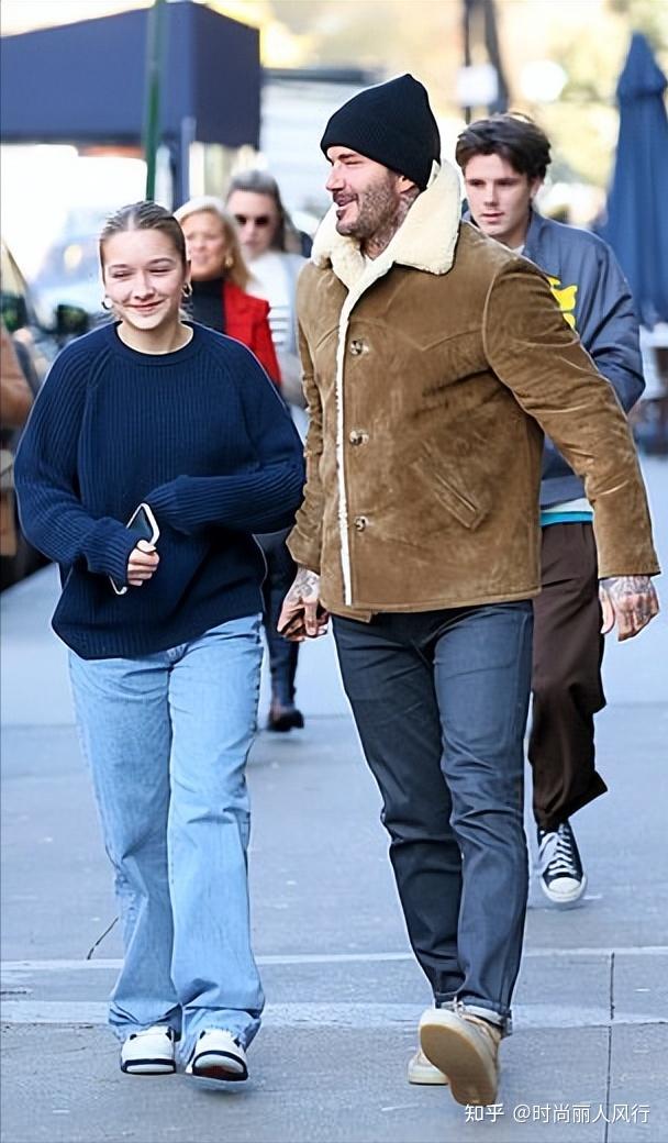 如今小贝的大儿子布鲁克林和老婆过着幸福的小日子,而二儿子罗密欧在