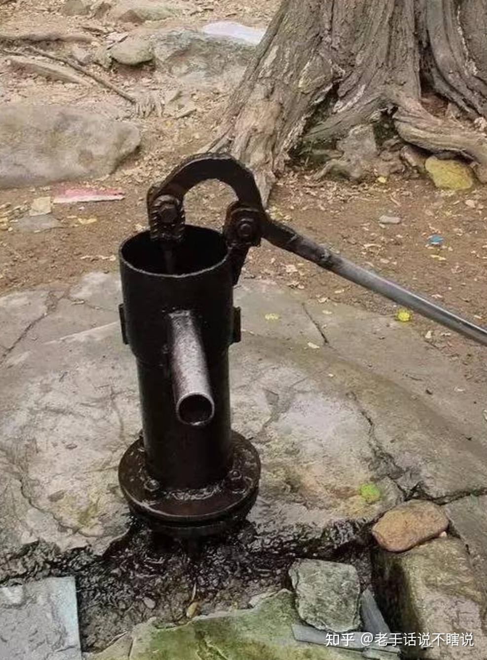 为什么手压式水井需要留一杯水才能压出水? - 知乎