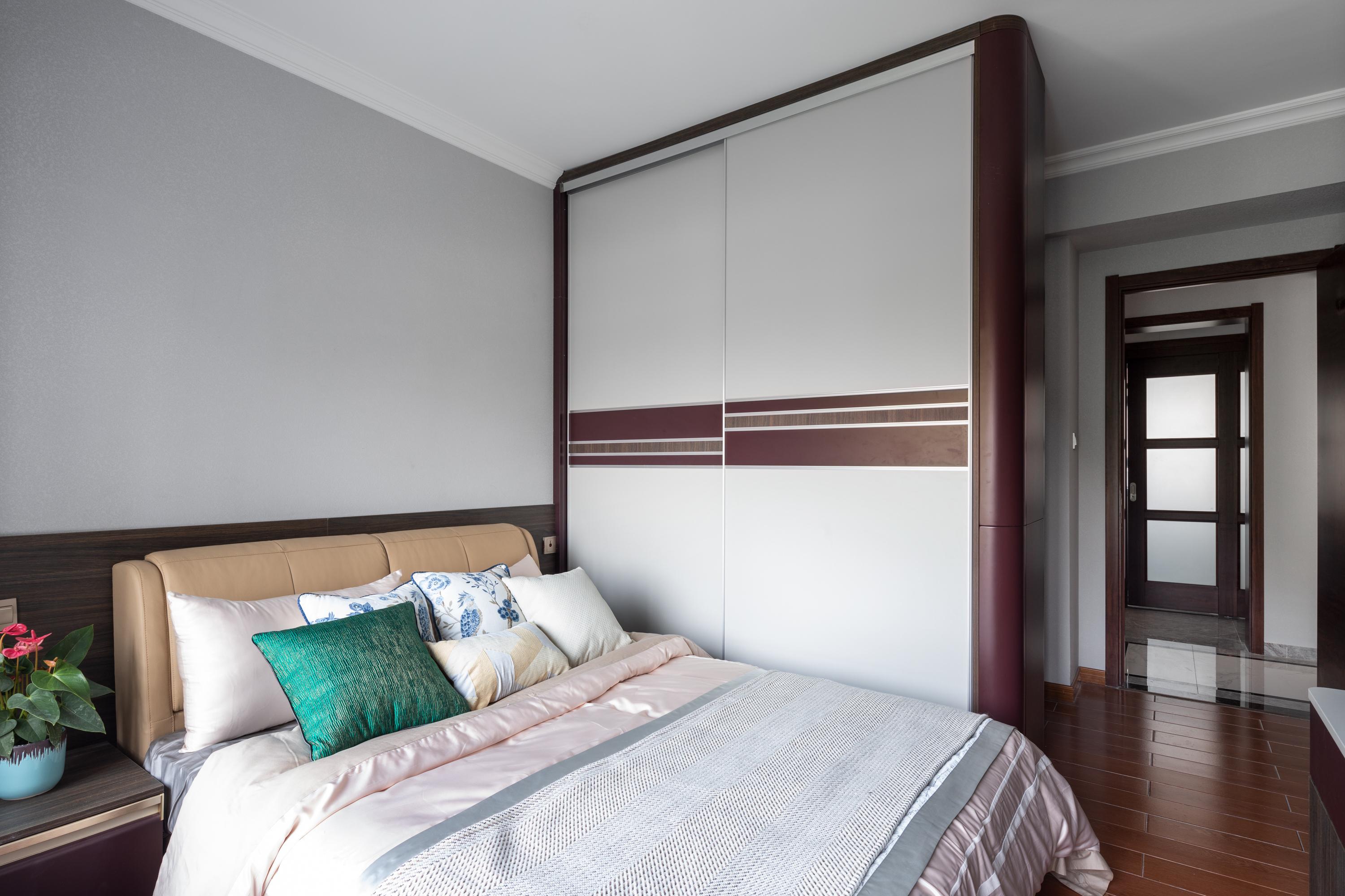 全屋八处定制收纳空间,采用索菲亚最新现代轻奢风格莫卡系列,以月牙白