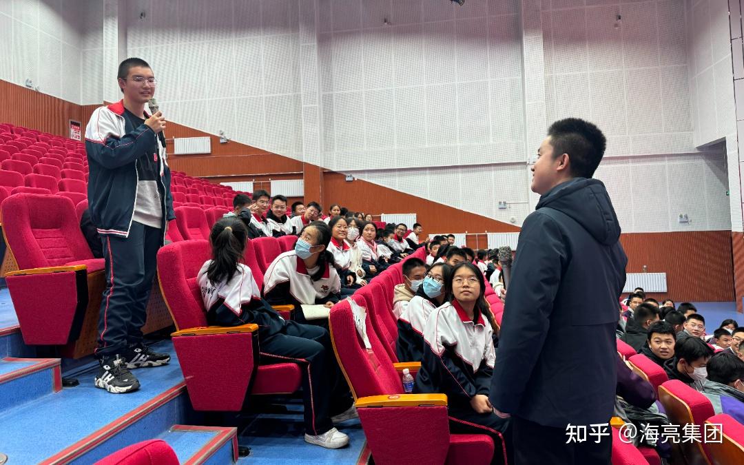 "清北朋辈导师生涯规划课程在星海中学落地时,星海学子十分兴奋,争相