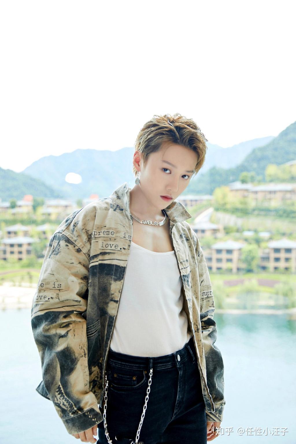 刘雨昕身穿全黑皮衣搭配复古贝雷帽演绎酷帅穿搭气质超绝