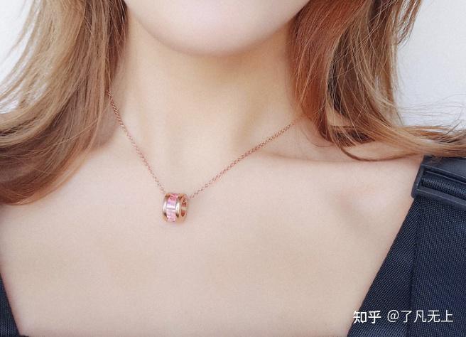 四叶草女士项链,镶嵌了世界首屈一指的施华洛世奇炫美盈彩人造宝石