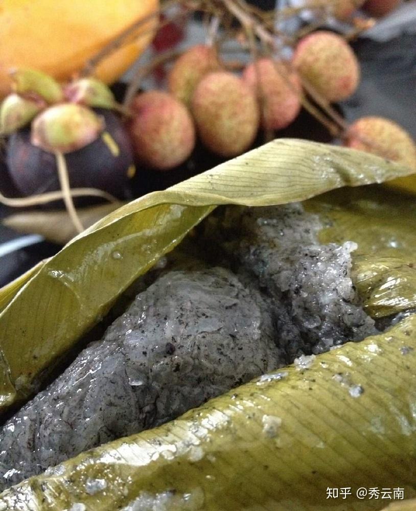 香草粽:黑灰色的香草粽子是一种傣族美味