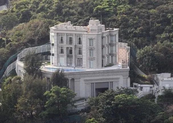 方便收税,而港府官方认定最值钱的是白加道35号的"李氏皇宫",房子的