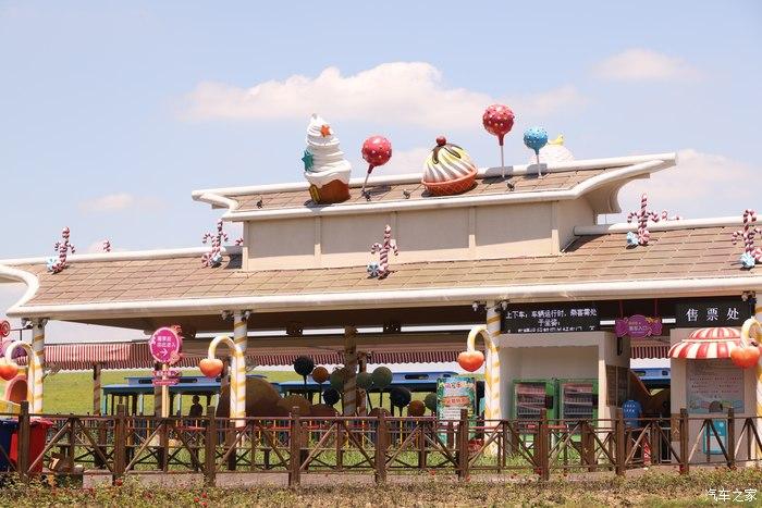 房子上面全部是糖果 冰激凌糖果镇,这个名字还是很有意思的,粉红色的
