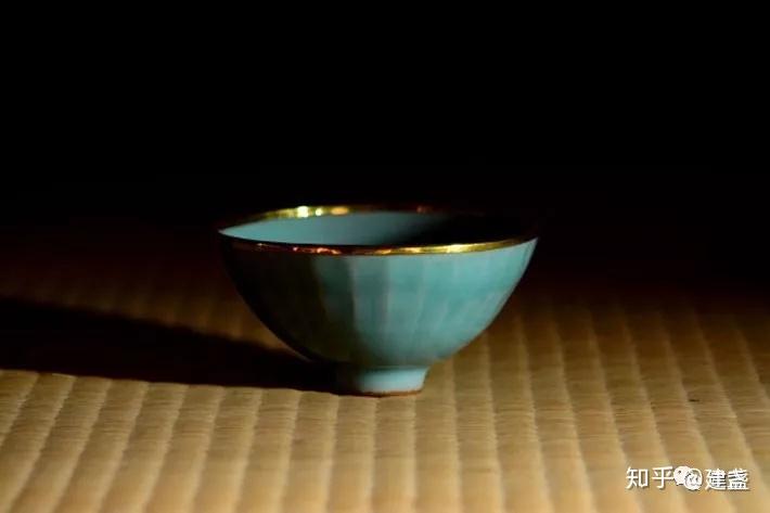 中国宋代龍泉窑葵口刻花碗、口沿有金修、 富春山居宋韵迹忆丨品宋⑨：龙泉窑青釉刻划花葵口瓷碗_宋韵迹忆