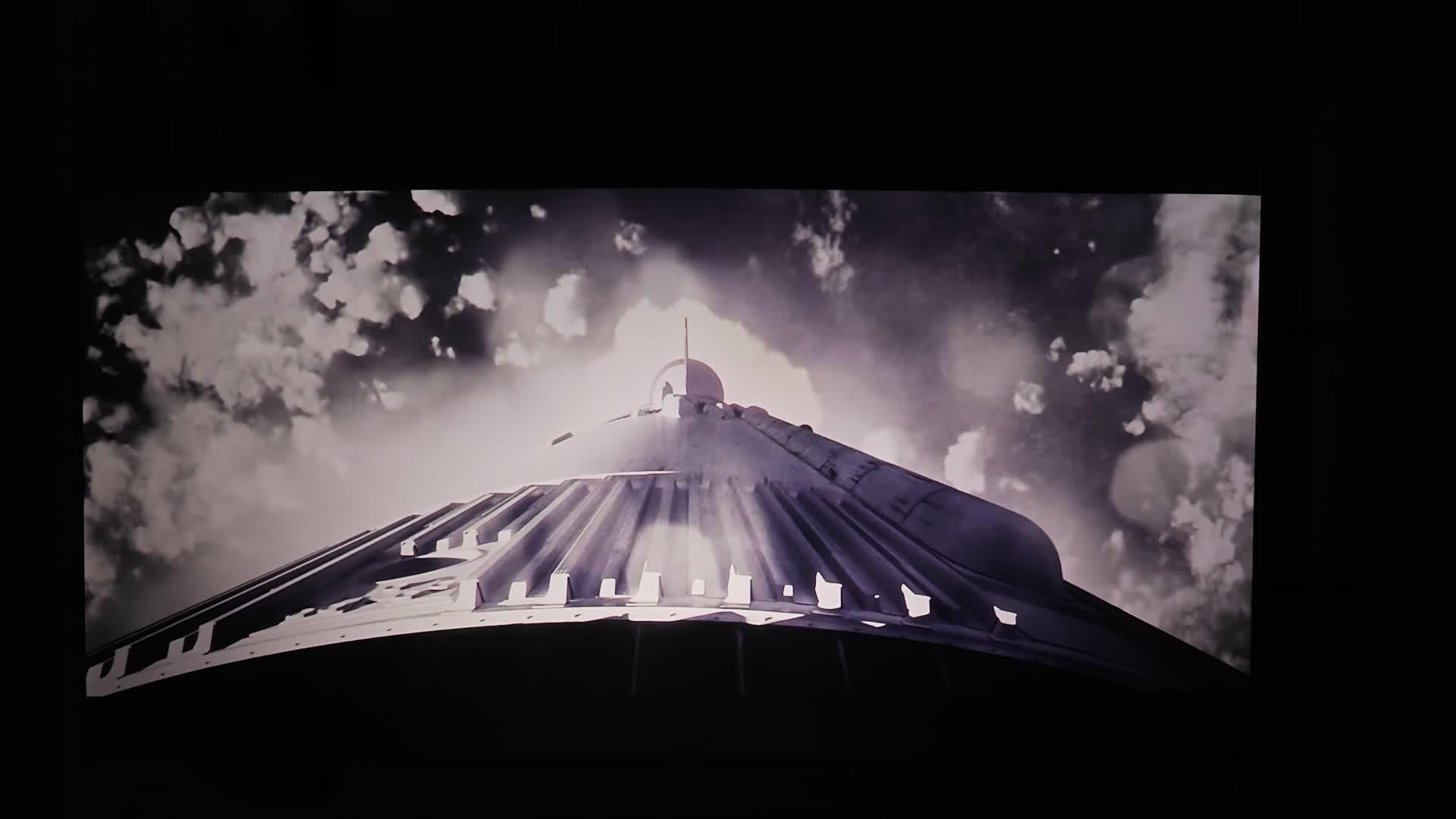 浪费掉,传统的灯式投影仪需要比较远的投射距离才能有比较大的画面