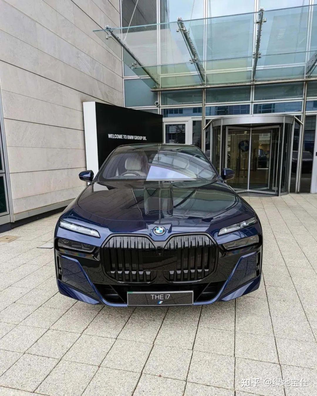 路人视角实拍全新宝马i7你感觉怎么样