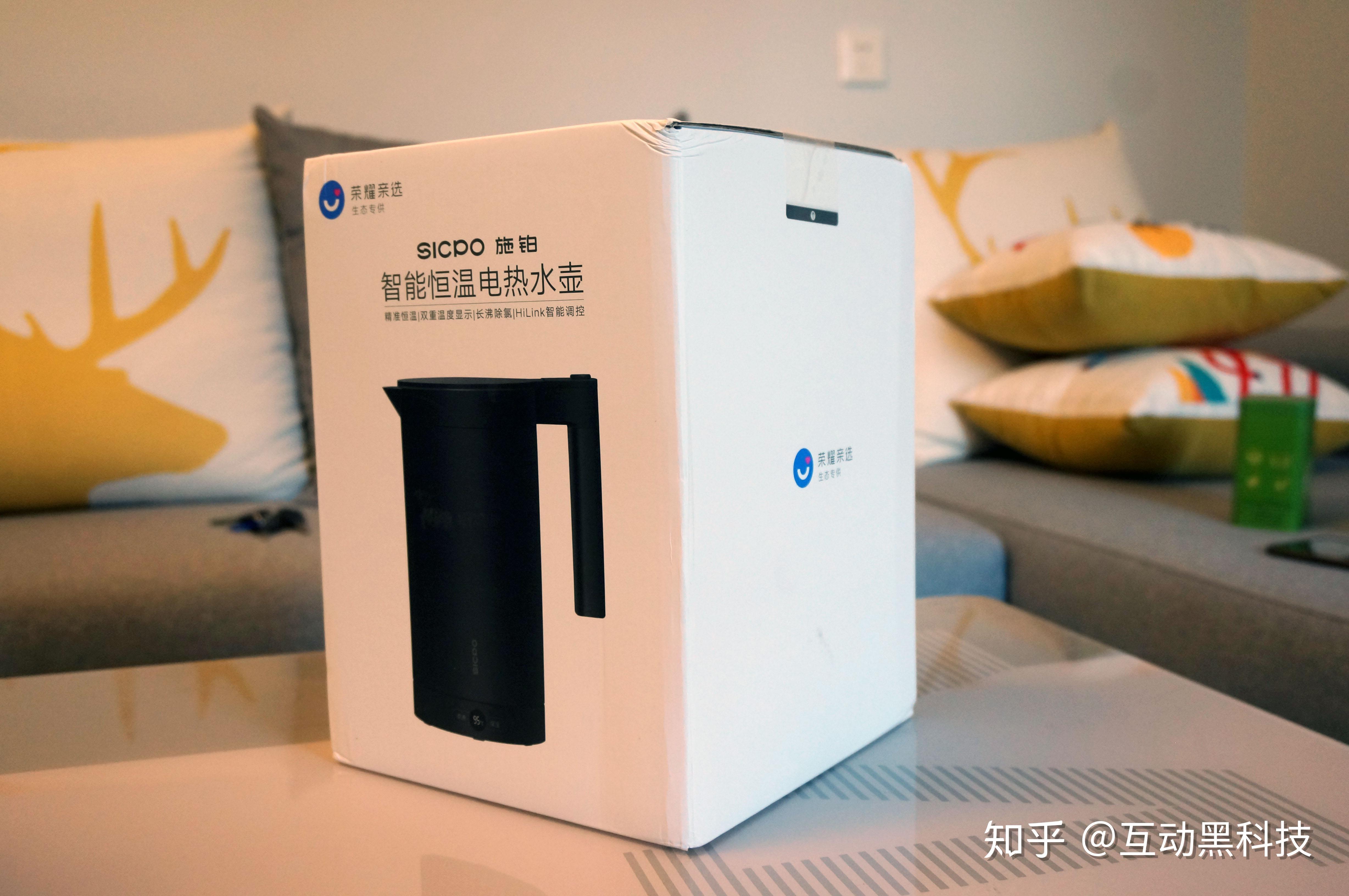 打开外包装就可以看到产品包装,施铂智能恒温电热水壶的产品名字和