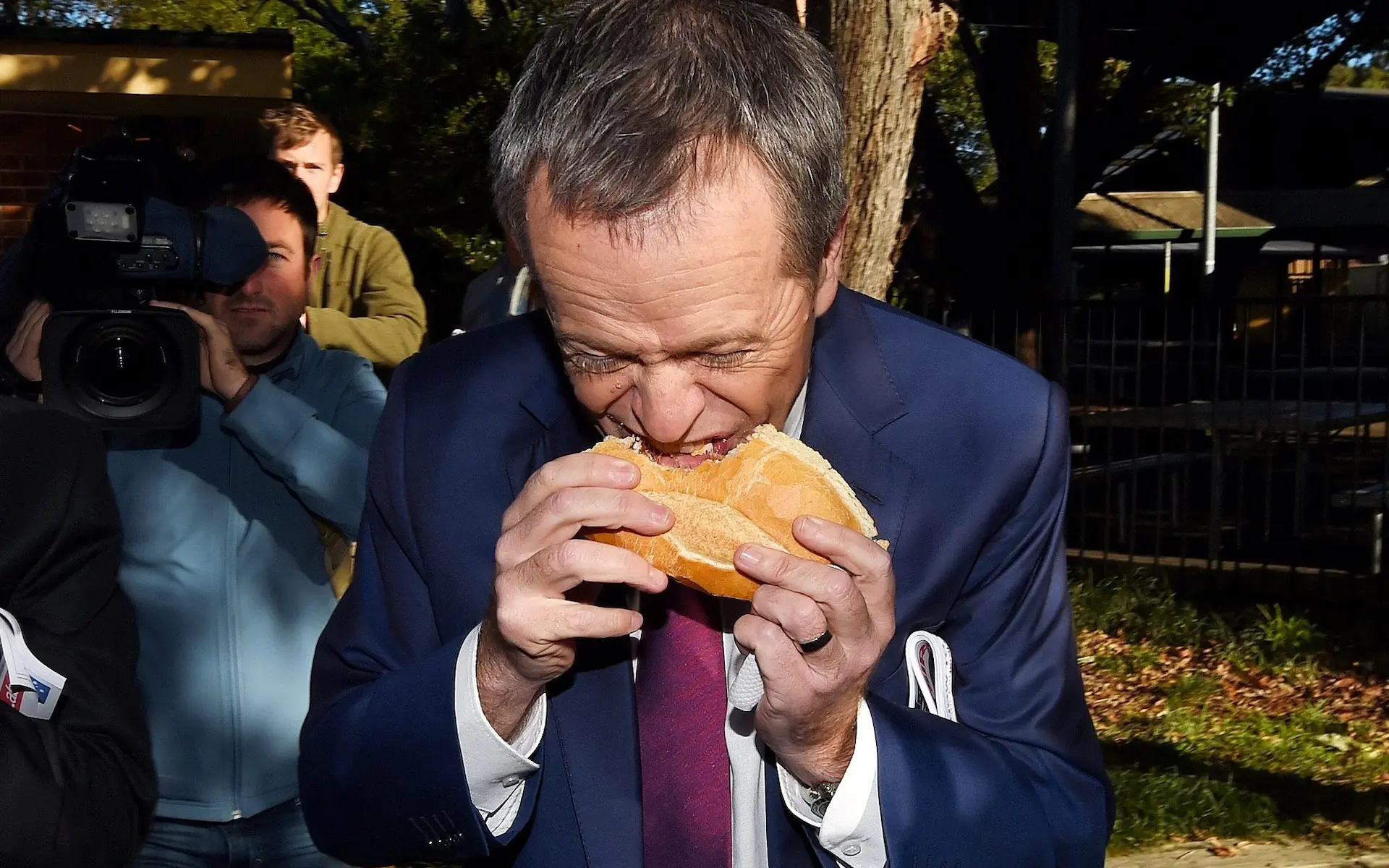 如何看待2016年袁立关于中国游客蹲着吃泡面没素质的评价