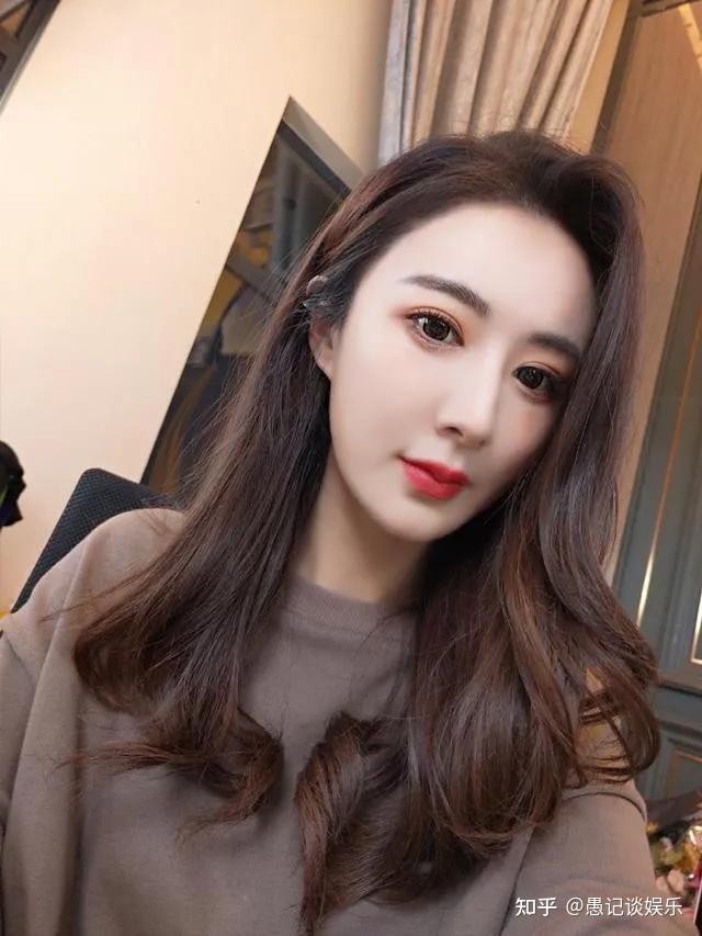 薇娅膝盖做缝合手术躺病床上自拍颜值能打透露直播暂时搁置