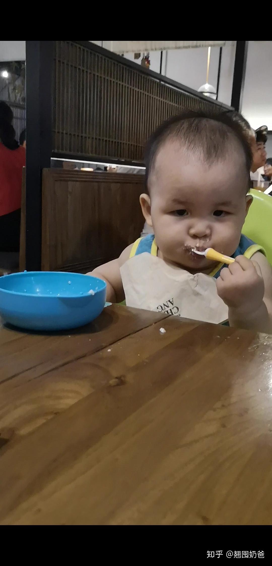 怎么教小孩自己吃饭视频 v2-3e55640381364db091089b22232625c0_r.jpg