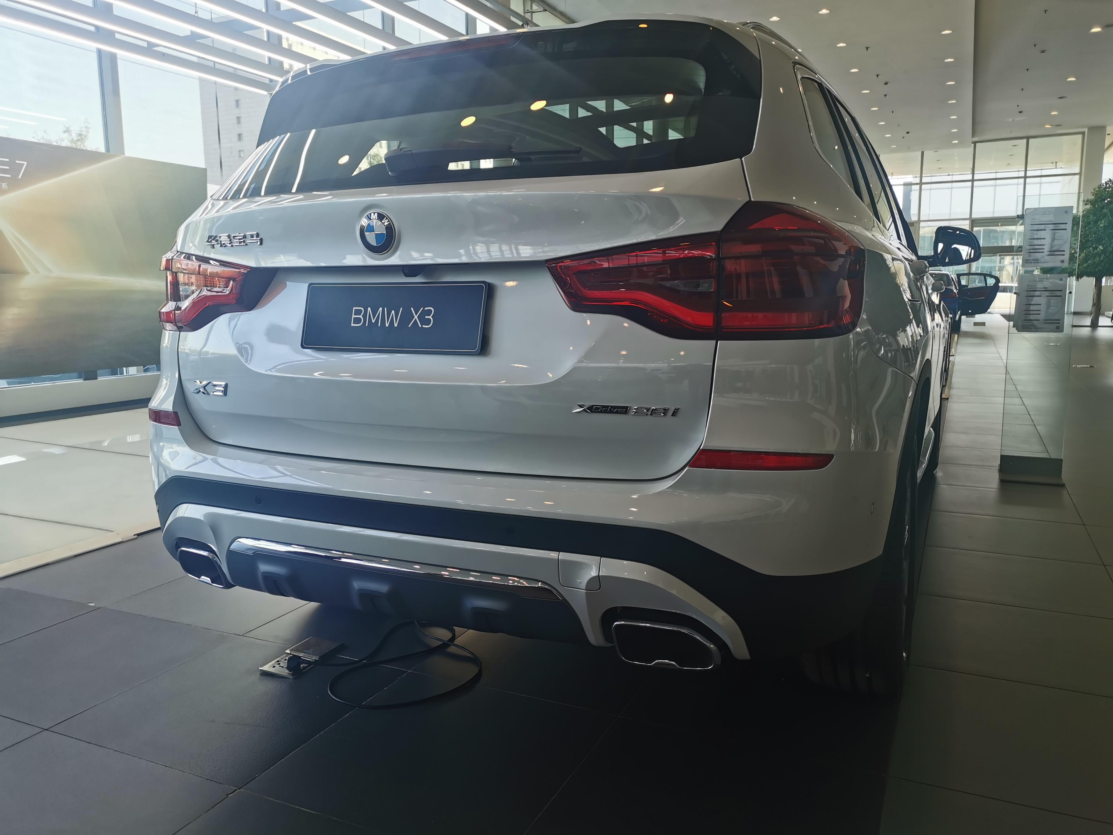 80后大叔提宝马x328i豪华版空间不算大开起来真舒服