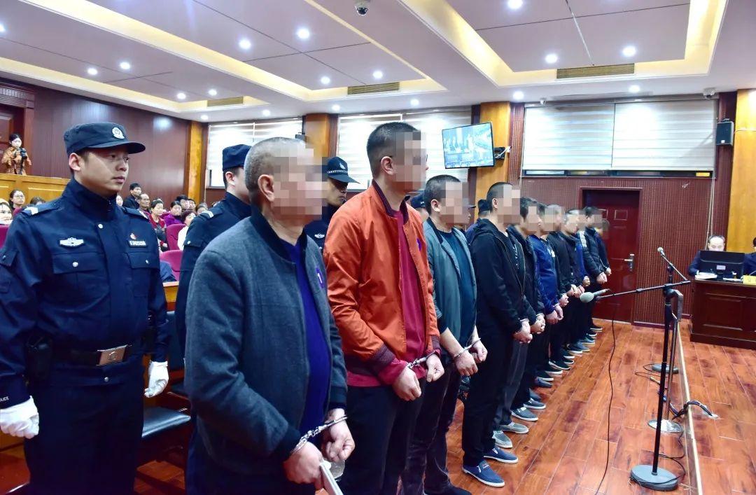 10月30日老河口市人民法院依法对王某雁,朱某兵等14名被告人涉黑社会