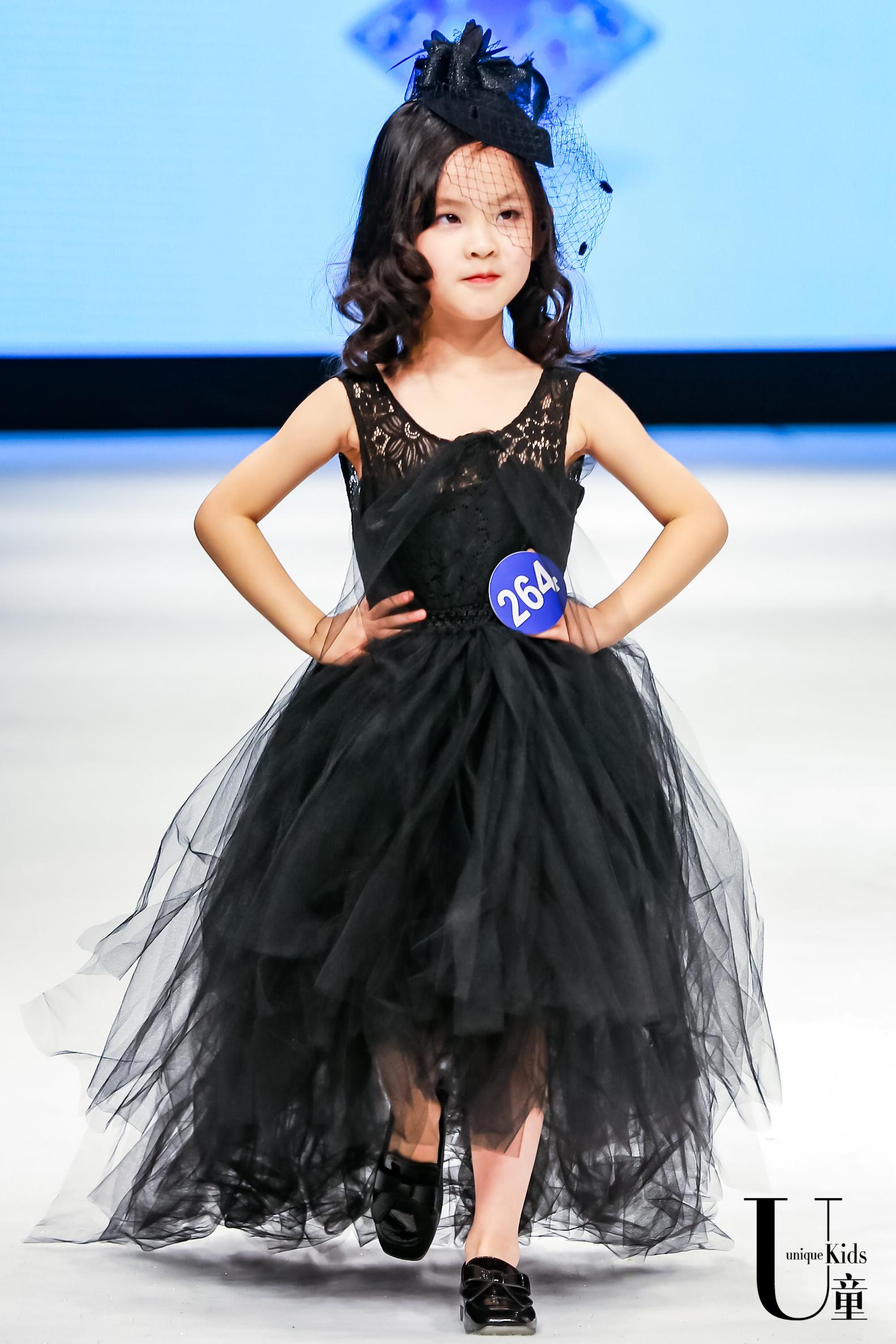 这款儿童化妆品萌娃们t台秀背后的美丽力量