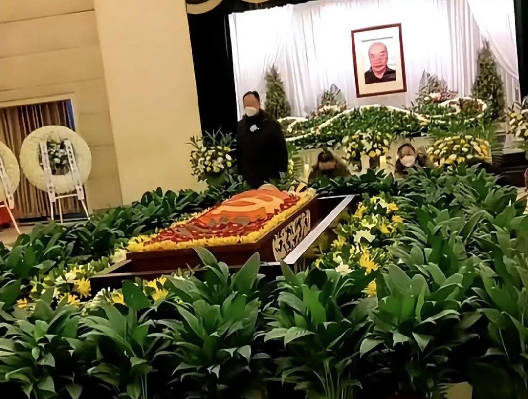 81岁于海下葬身盖党旗妻子未露面双胞胎儿子墓前磕头送别