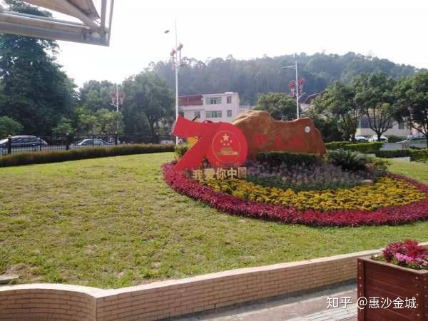 近年来,为了将红花湖景区建设成国家5a景区,重建东门,将原来的"老车田