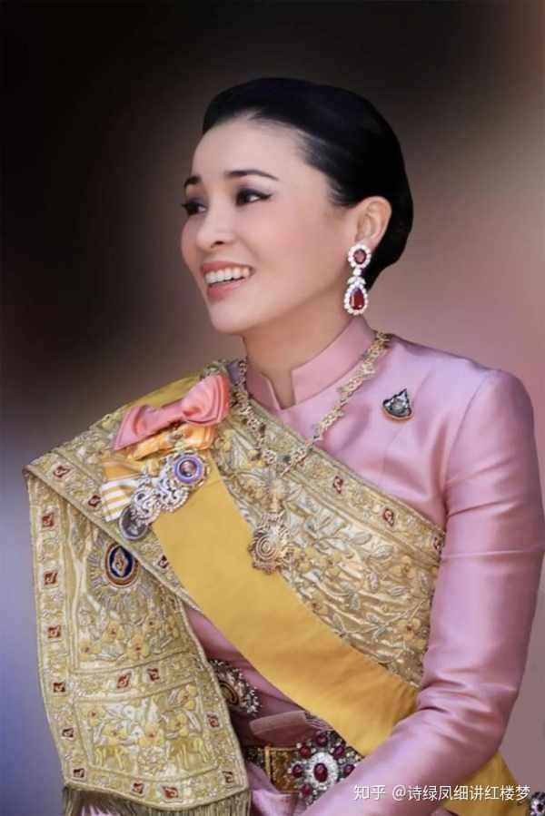 泰国贵妃诗妮娜照片发布后,让网站瘫痪,21张美照尽显传奇人生 