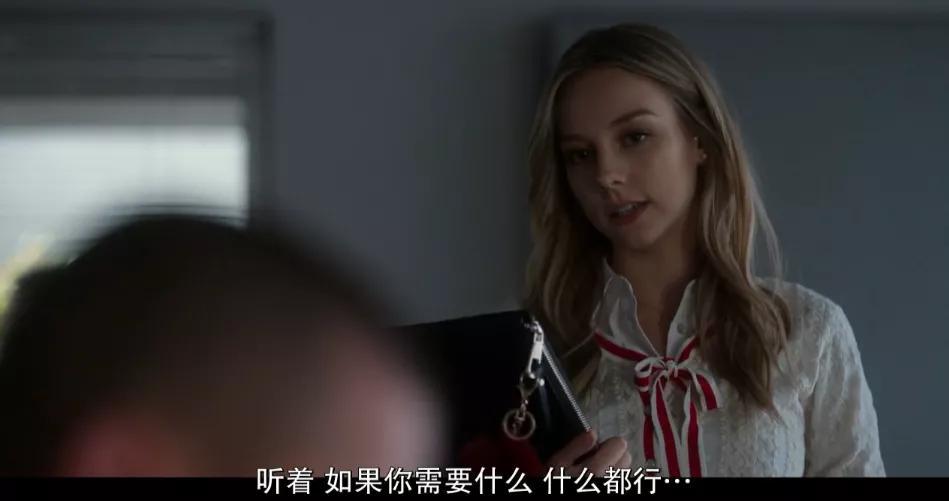 迪亚兹和小露这对昔日情敌,也能在胡兹曼面前平静而释然的拥抱.