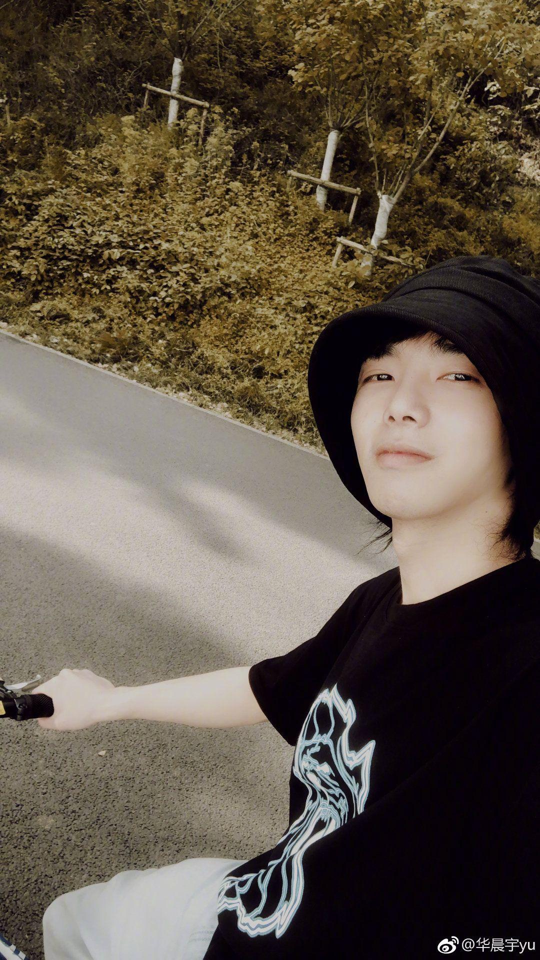 有哪些好看的华晨宇照片(无水印的)?