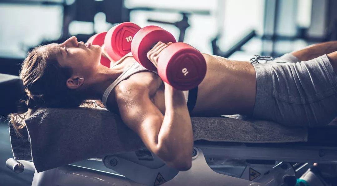 几个健身房练胸肌的动作标准,你知道吗?