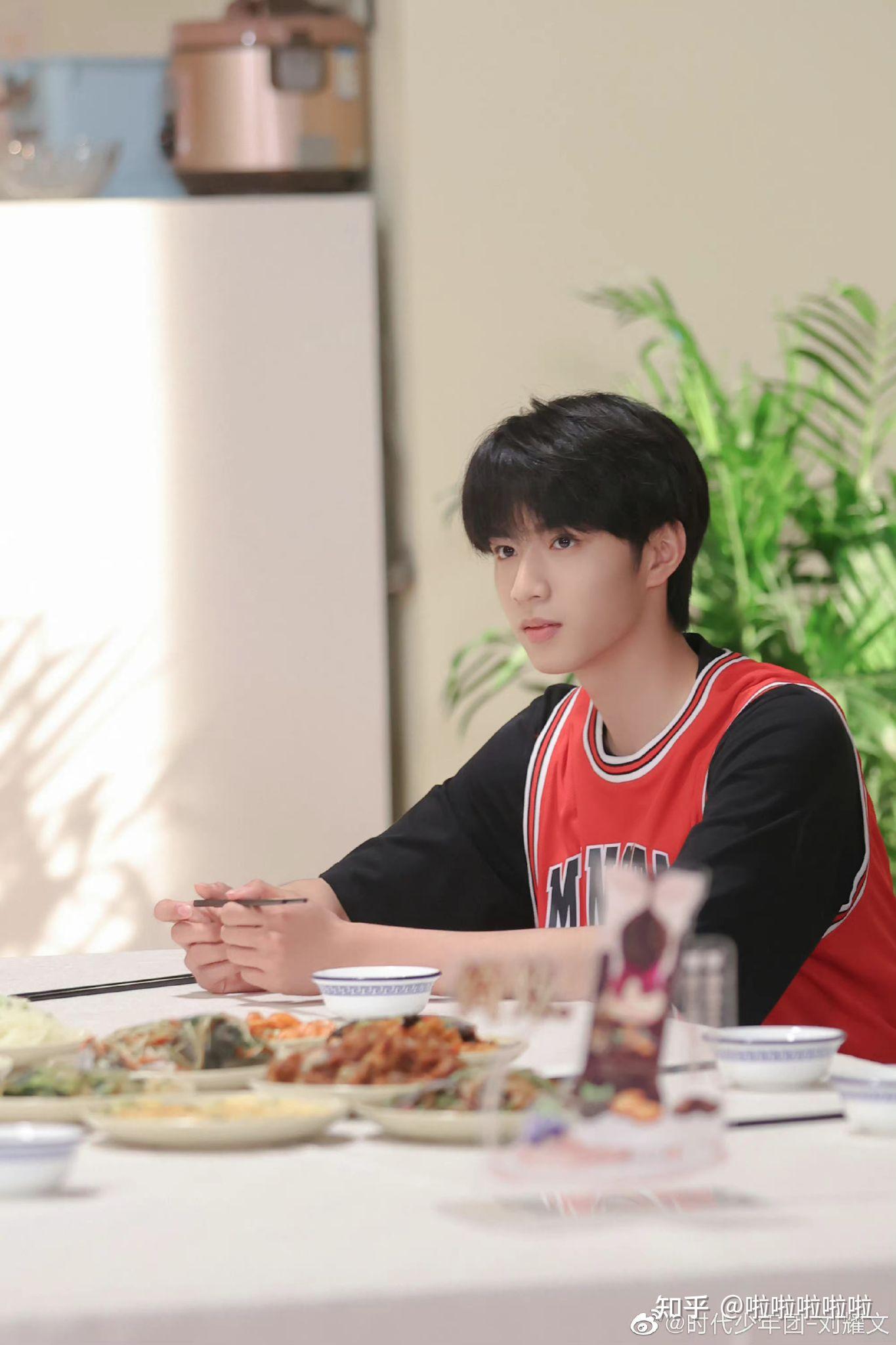 你认为刘耀文在综艺节目里的综艺感如何