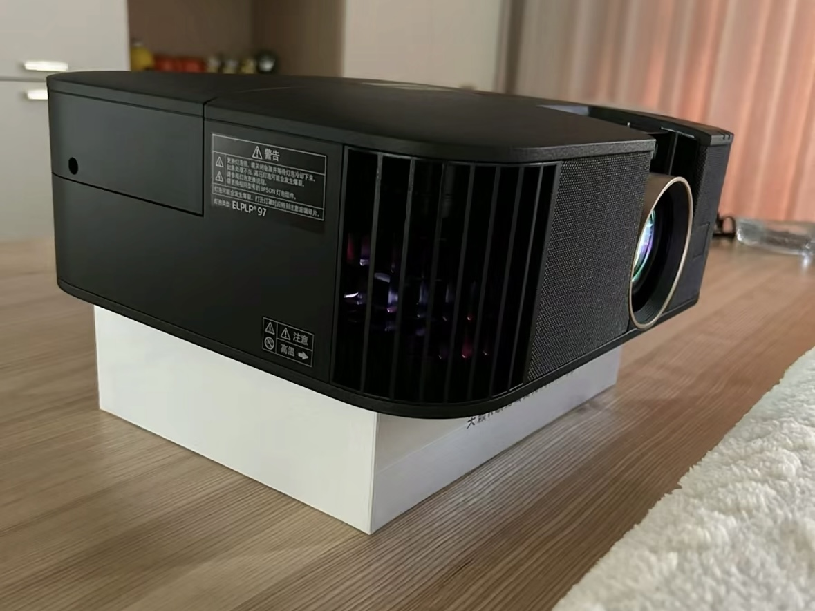 联想小新100s投影仪联想作为一个国际知名品牌,在产品这方面表现得