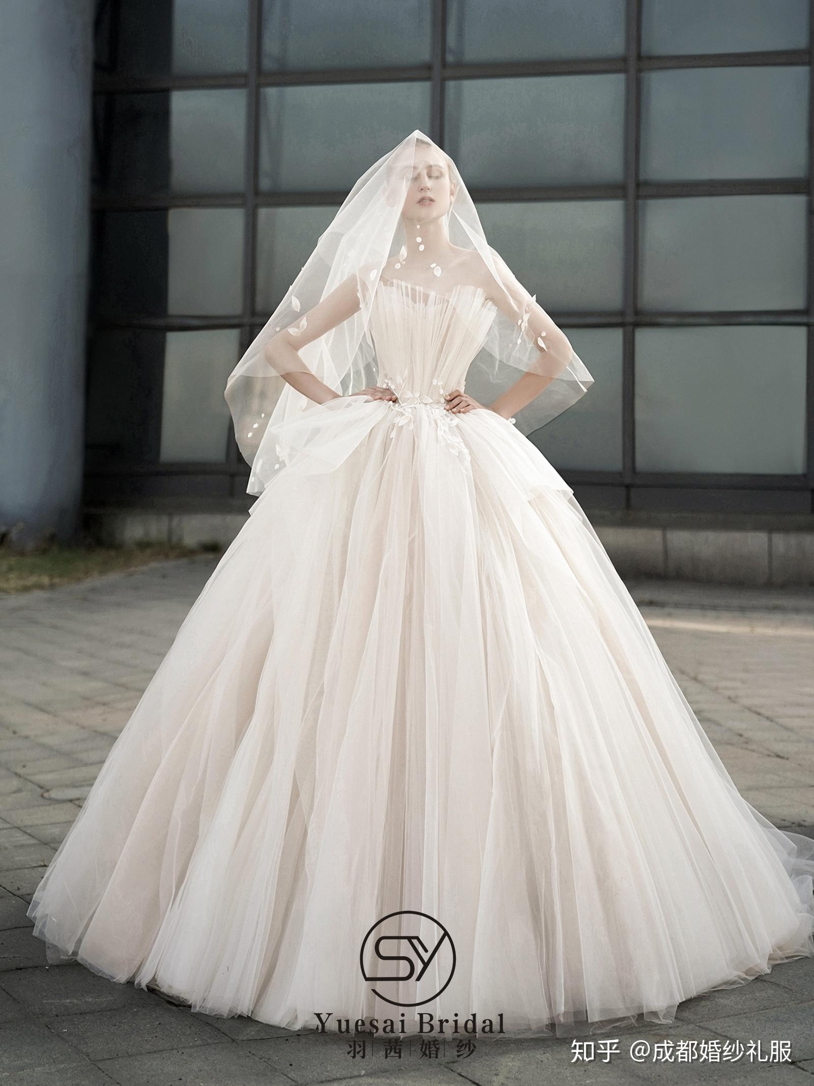 12月婚礼只能"美丽冻人"吗?求适合秋冬的婚纱款式推荐