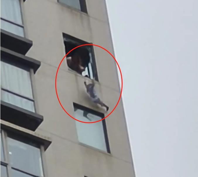 重庆女子将孩子从22楼扔下坠亡,事前发狂砍伤婆婆,邻居称其近期精神