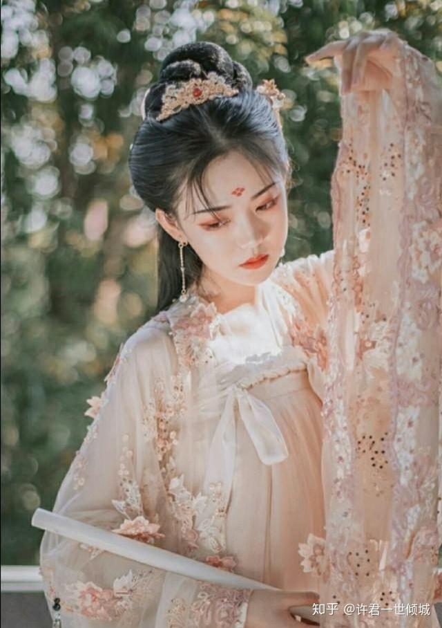 有哪些好看的古风小姐姐的真人头像,也可以真人头像(图不少于10张!)?