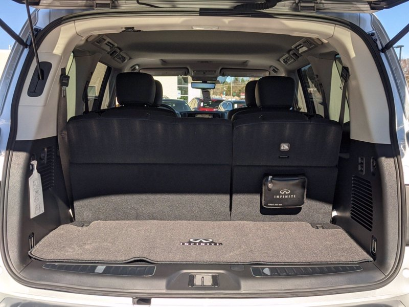 新款英菲尼迪qx80庞大的车身尺寸气势营造得非常到位