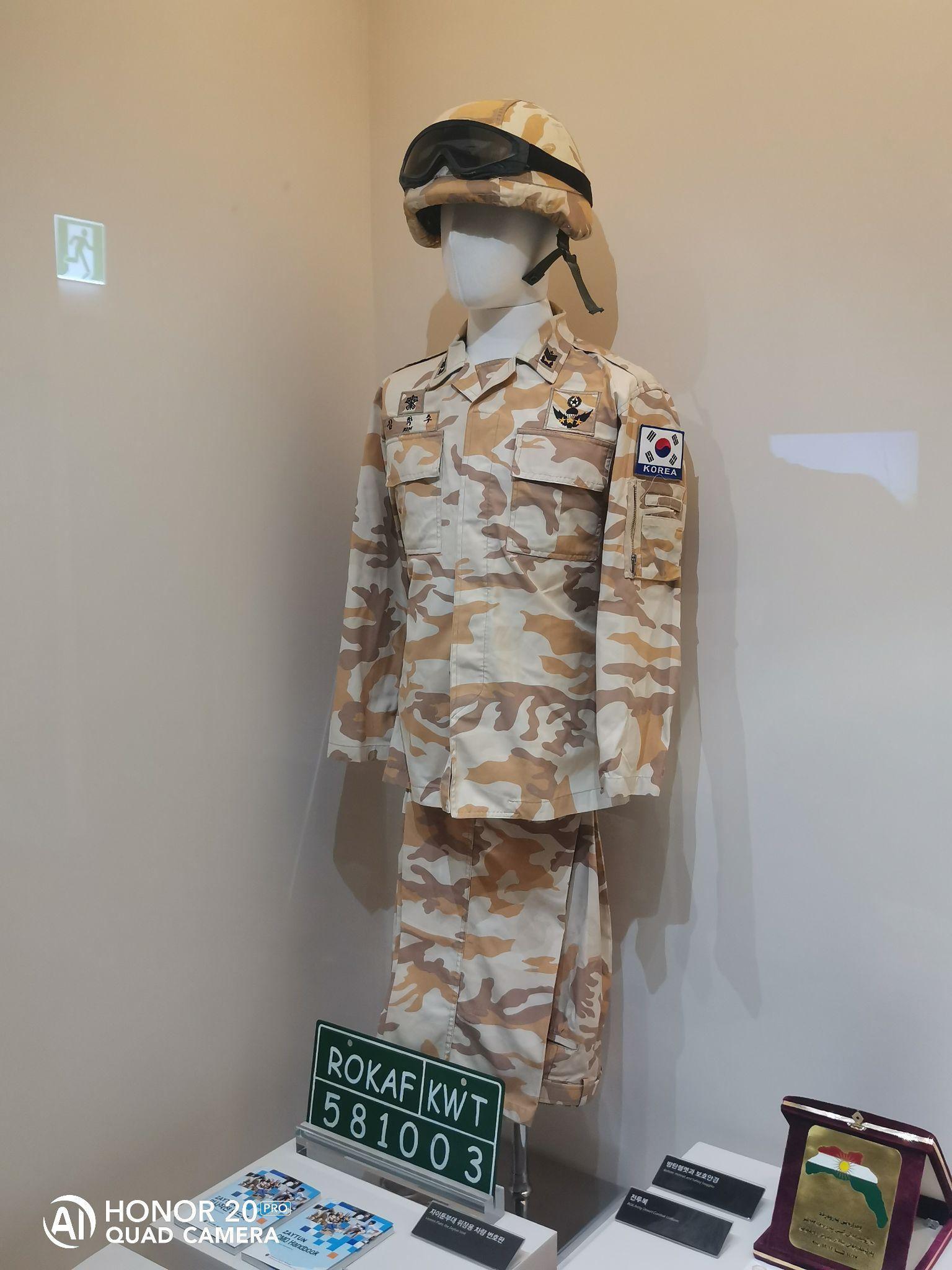 迷彩作战服(空军大领)海湾战争之后,韩国又先后出兵参加了波斯尼亚