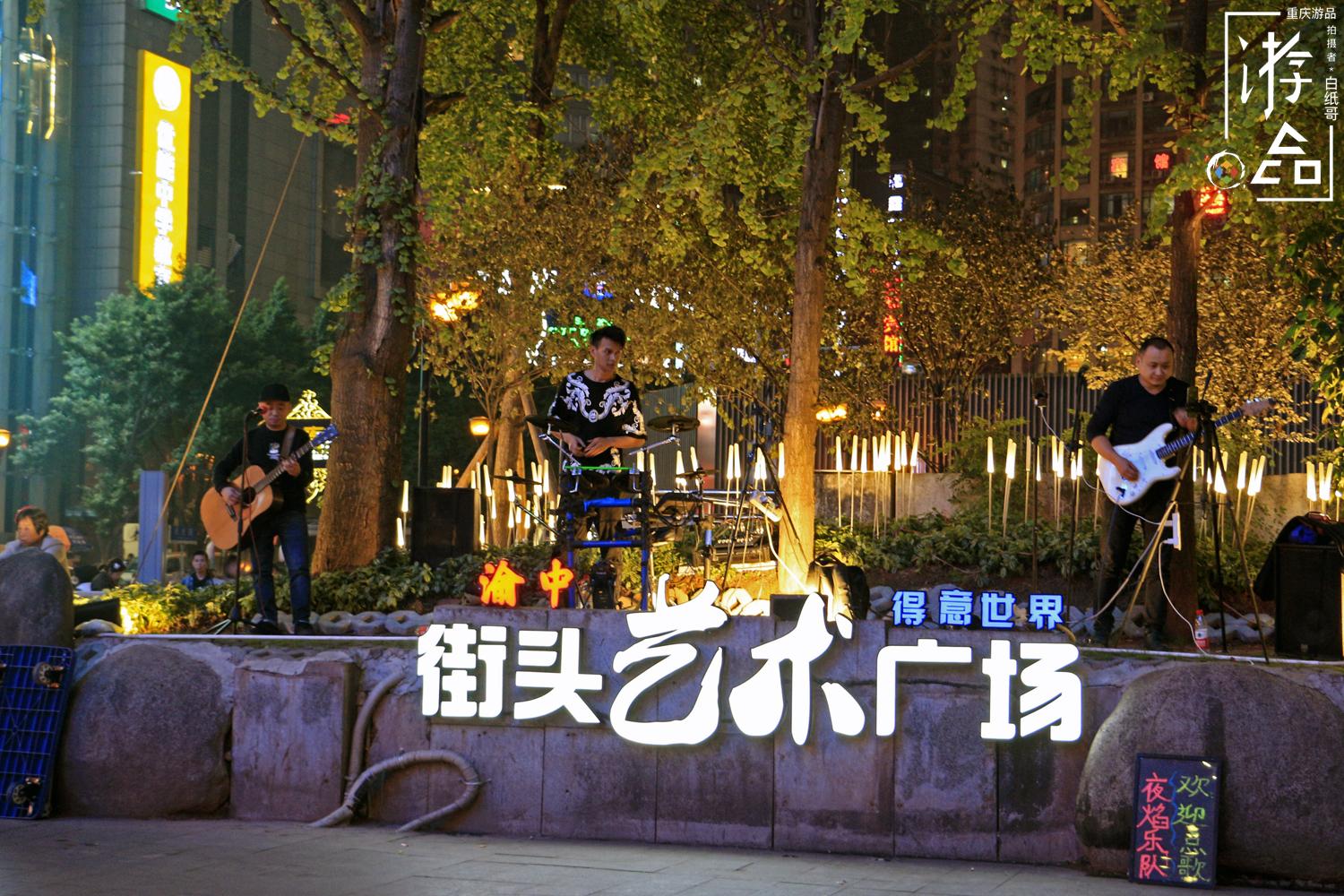 街头艺术广场,基本上都会准时上演,可能水平不一,但也总能吸引大家的