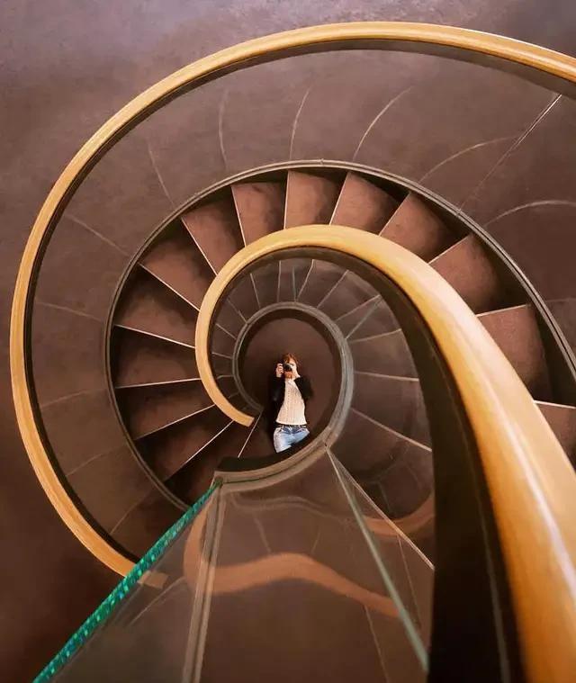 电影构图美学解说 v2-3f5245cedbc56137ba173d02620aca9b_1440w.jpg?source=172ae18b