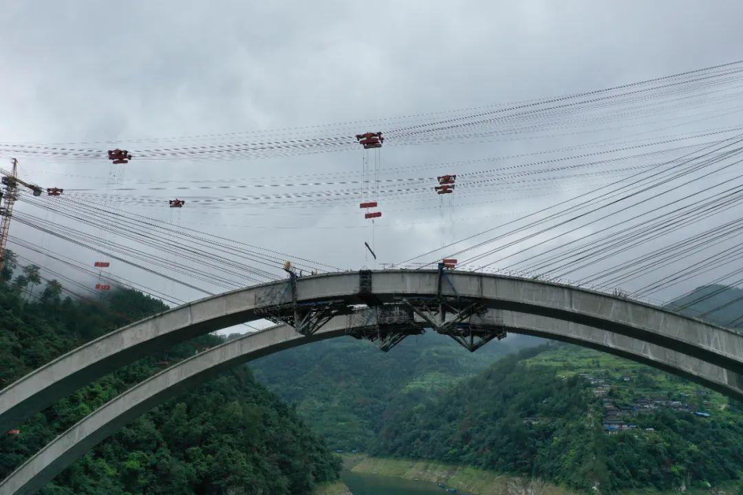 国内第一跨贵州剑黎高速清水江特大桥实现跨江