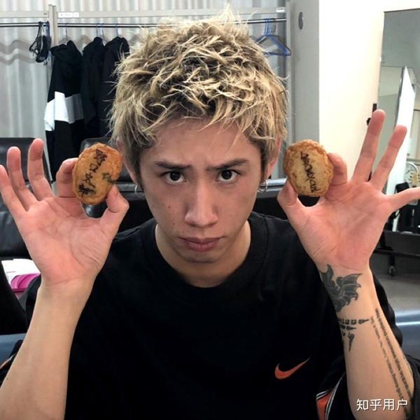 有哪些星二代证明了父母的颜值 知乎 02 13 不请自来 我不管我就是来安利的 Taka 森田贵宽 One Ok Rock 日本乐队 主唱 03年9月被选入news 03年12月因为学业关系停止活动 随后由父亲提出退所 庆应义塾湘南藤沢高等部中途退学