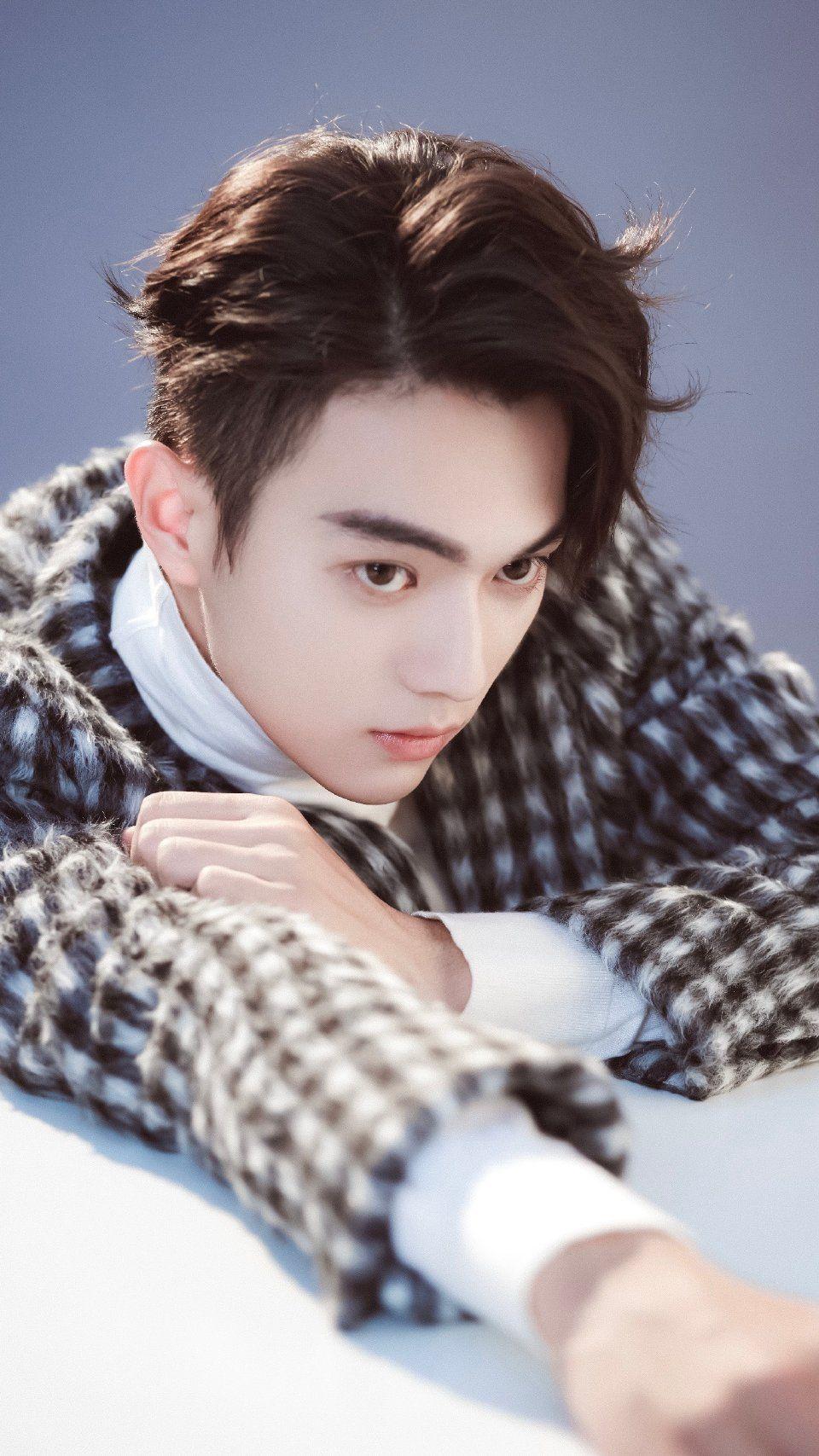 能不能发几张许凯的照片当壁纸的那种最近特别迷他