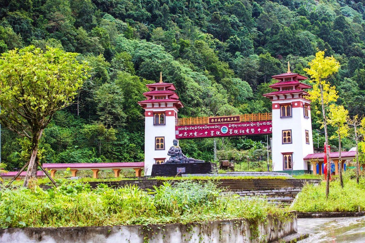 江南侧的水泥路面一直向西,你便能到达海拔仅850米左右的背崩乡