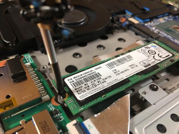 【搞机作战室】机械师f117 b全面屏游戏本 拆机升级内存,硬盘教程