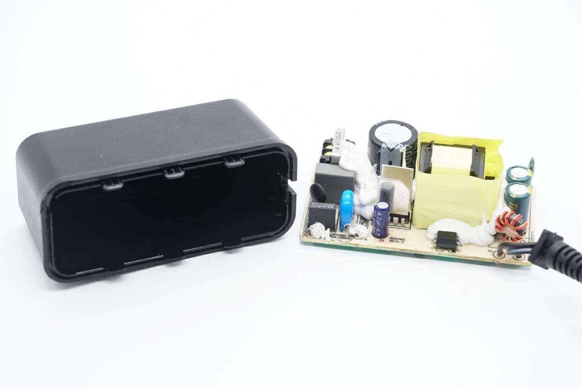 看完了睿德这款适配器的外观展示,下面就进行拆解,看看内部设计和用料