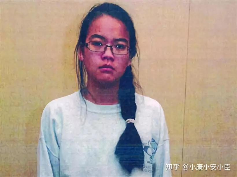 一位叫詹妮弗的华裔女孩雇了三个人,夜间潜入她家,企图谋杀自己的父母