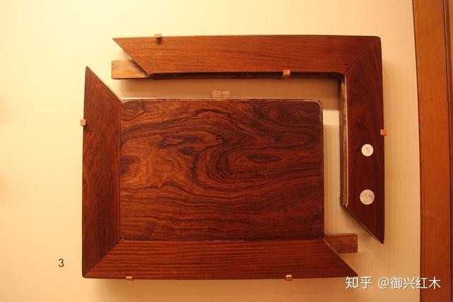 的拼板长边开出对应的木槽,把两块板拼在一起,这样的榫卯就叫"龙凤榫"