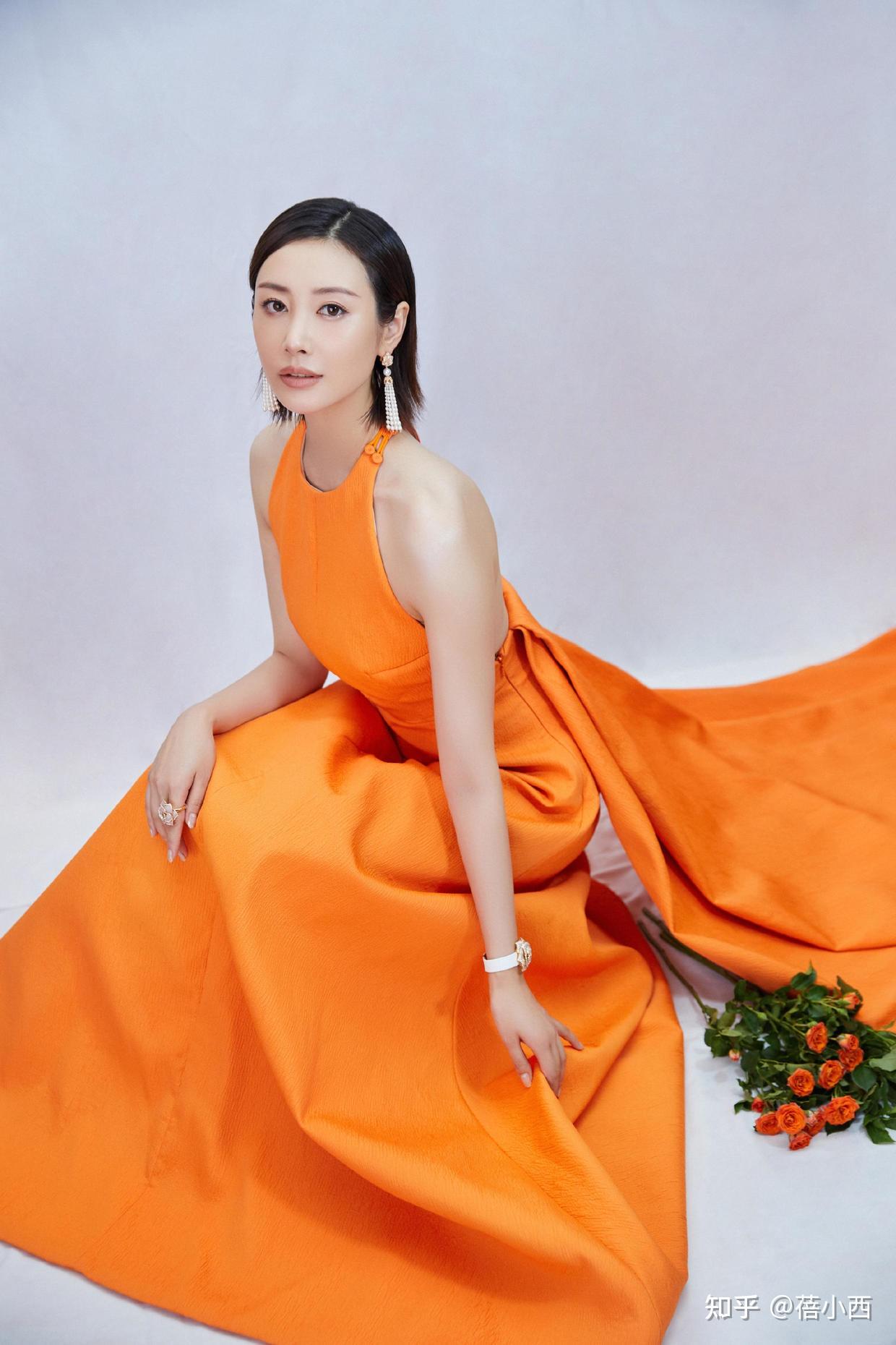 李纯彻底"放开",真空穿西装气质惊艳,转身后大露背让人更心动 - 知乎