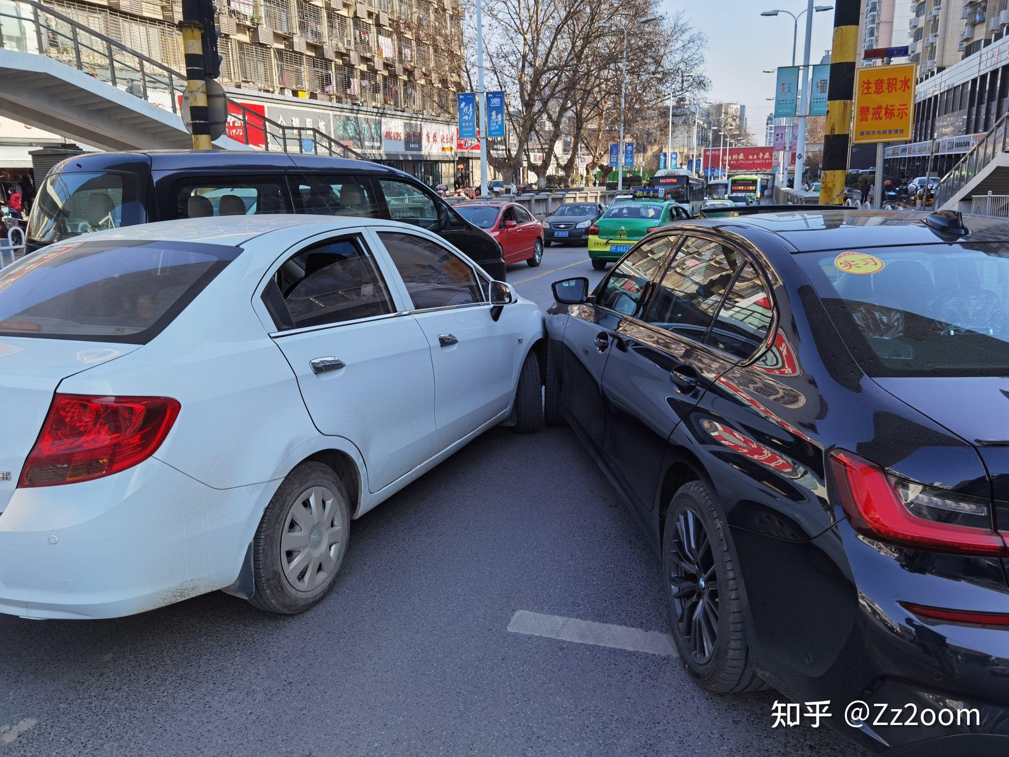 开车第一天就剐蹭是什么体验?