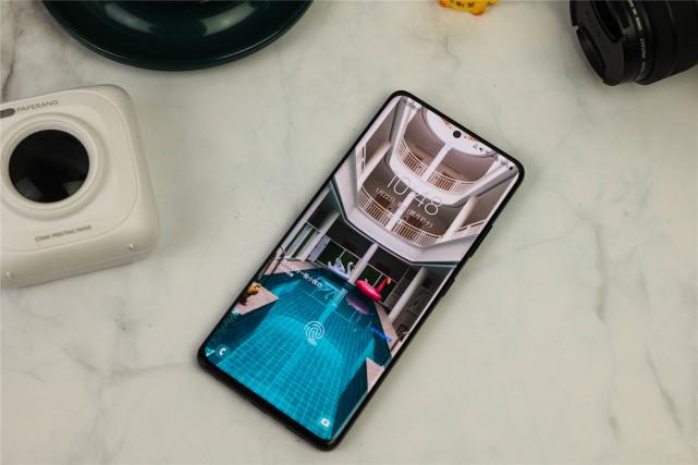 e5居中挖孔屏幕