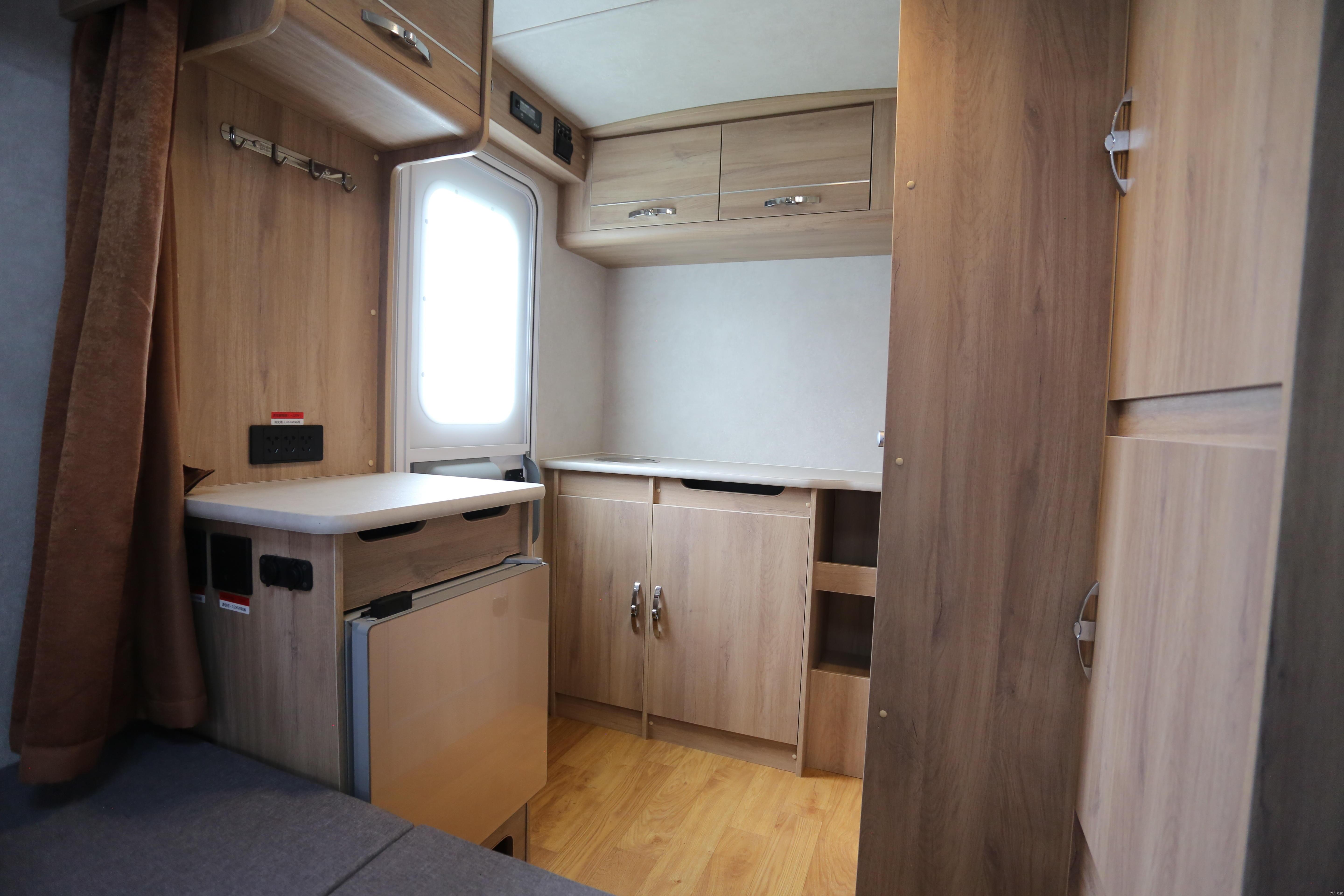 国产小型拖挂房车售价698万适合享受二人房车生活