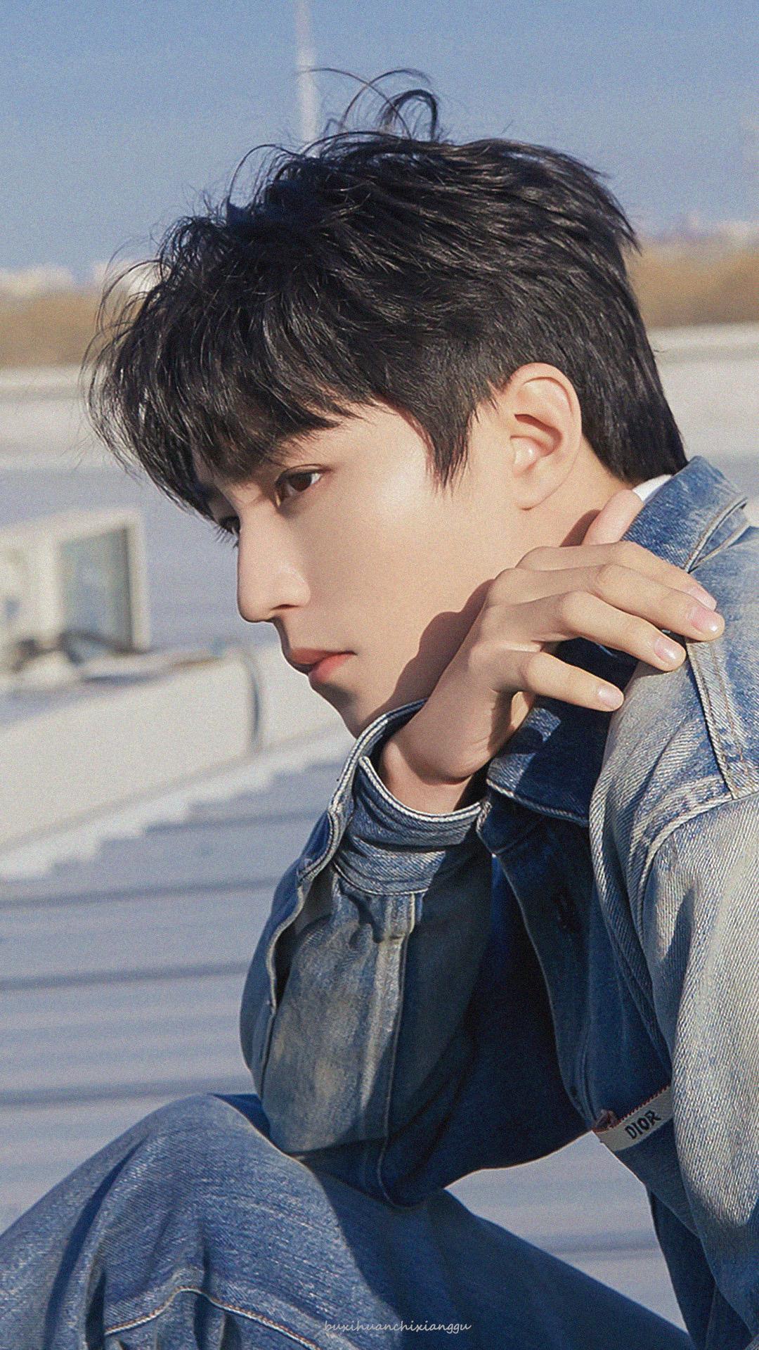 各位有没有王俊凯的侧面照