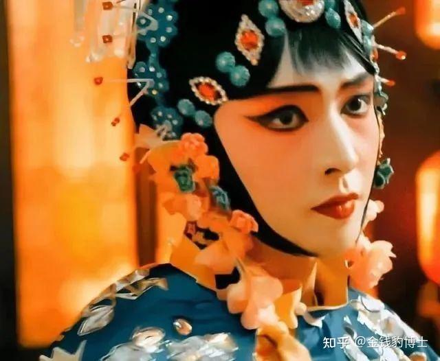 剧中二月红唱戏很出名,对妻子的深情也感动了很多人.